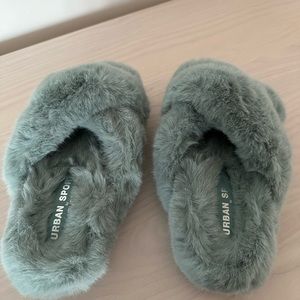 New J/Slides Faux Fur Slippers, Size 8M